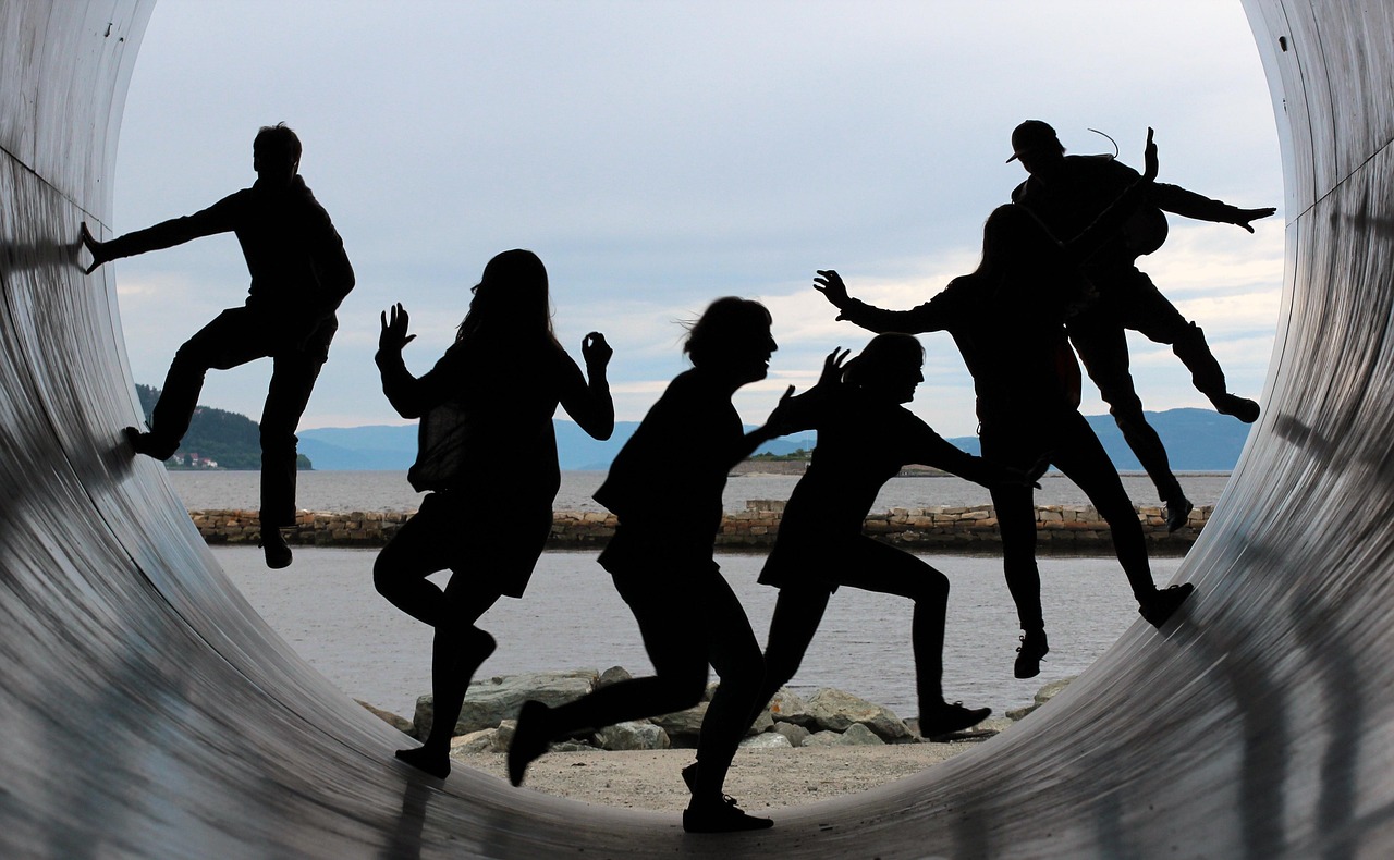 friendship, fun, backlighting, together, characters, people, tube, nature, fjord, water, sky blue, outlines, the shade, running, to dance, team, community